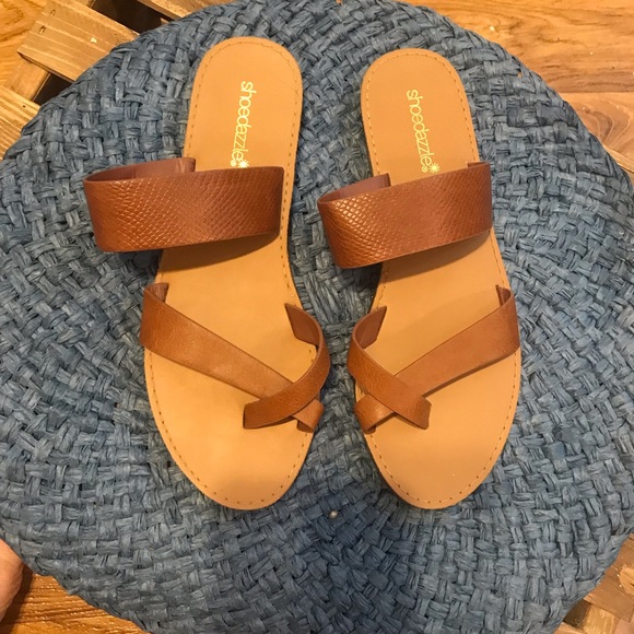 Shoe dazzle Brown Flat sandals size 8w - Picture 2 of 5